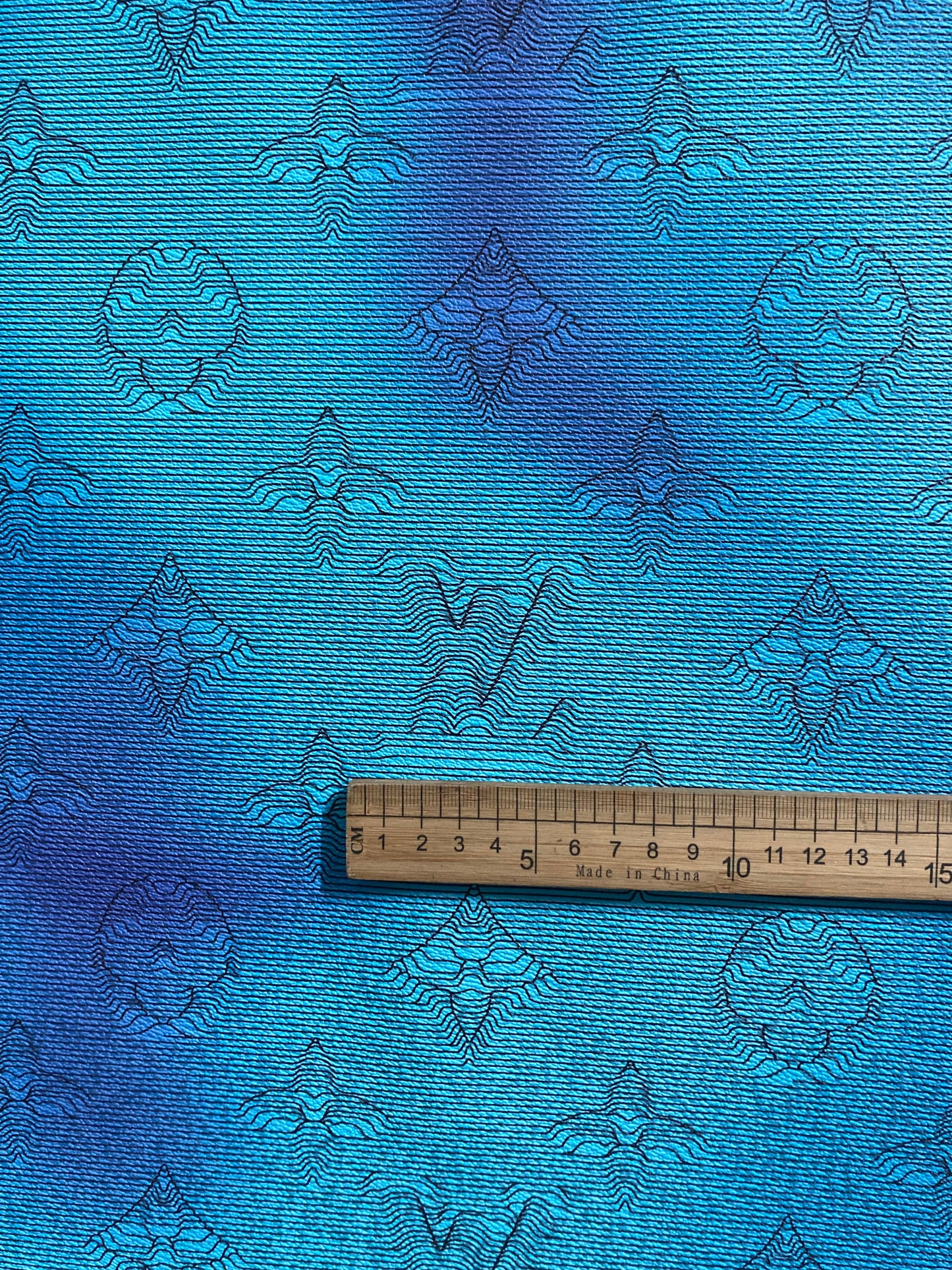 Designer-Handarbeit aus Vinyl-Leder in Blau mit Camouflage-Muster für individuelle Handarbeit